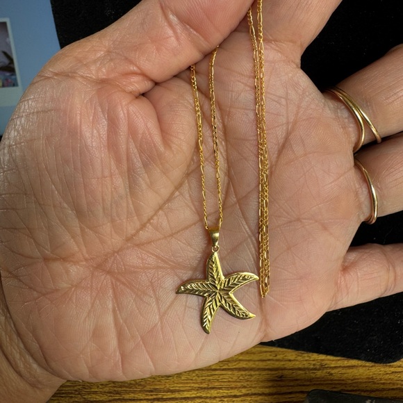 18k Saudi Gold Starfish Pendant Necklace